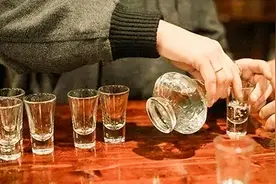酒桌上倒酒时，对方“敲桌子”所为何故？建议弄清楚，免得闹笑话图片