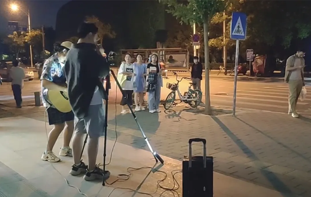 北京最chill的年轻人都在公园“野唱”