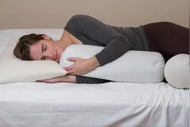 睡觉枕头高点好，还是低点好？枕头多高睡起来最舒服？图片