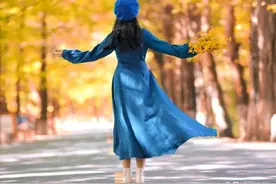 阿姨拍照不要大妈味儿，学会5个姿势和技巧，照片优雅有韵味图片