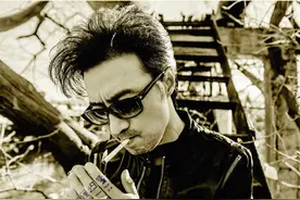 51岁汪峰终从摇滚巨星活成一个笑话，高音飙不上去了，上座率惨淡图片