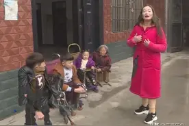 河南漂亮女孩，倒追街头卖唱的残疾单亲爸爸，也许这就是爱情图片