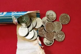 拍了7万多，荷花5角硬币有3个珍贵年份，谁能找到图片