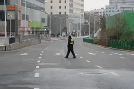 00后女生开始做保安，年轻人就业的一个侧面图片