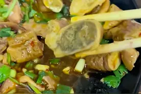 上海一女子在单位食堂就餐点肥肠吃出猪粪便，餐厅：可以退钱，还送了两瓶水图片