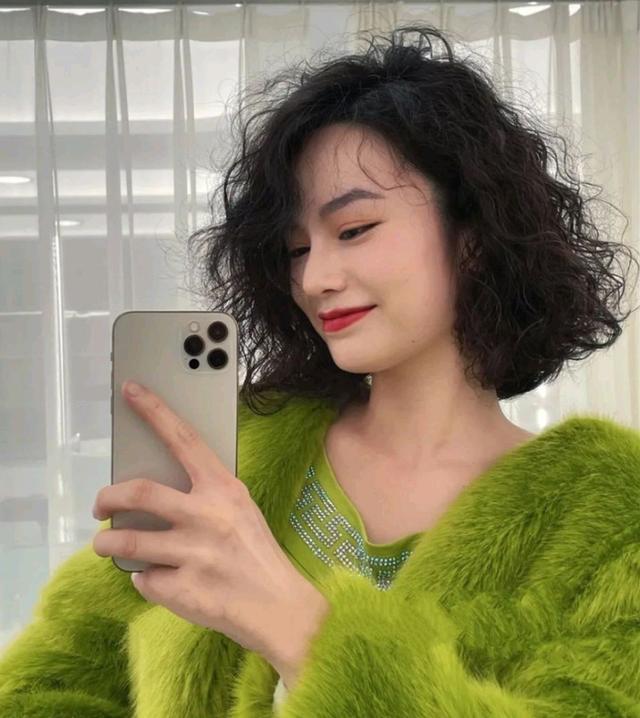 最火发型15款,推边短发卷卷烫发全都有,还有气质女神发型(中发怎么烫