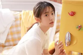 青春下午茶，甜美女生的慵懒时刻图片