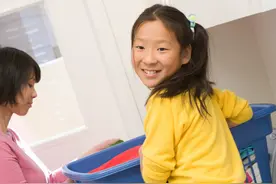 “妈，快给工资吧！”孩子做家务，到底需不需要奖励？图片