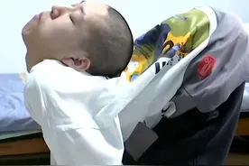 “折叠男孩”跪着上课考上大学，祝他手术顺利！图片