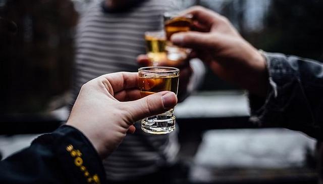 5个引爆气氛的酒桌游戏，老酒友都知道的，冷场? 不存在的！