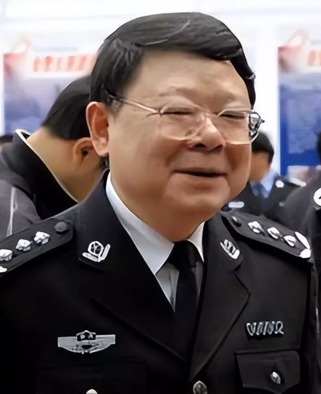 重庆“司法巨贪”文强，交过12名女星，霸占警花10多年