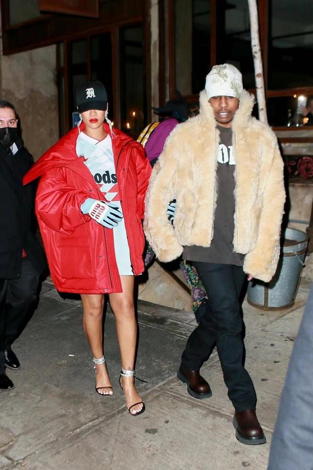 亿万富婆蕾哈娜雪夜出行！半扎泰迪卷秀出心形脸，戴唇钉气场贼强