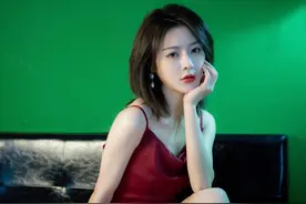 明星写真：莫寒红色吊带抹胸长裙时尚摄影，率性短发精致小女人图片