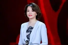 董卿国风造型很惊艳，穿深V领上衣开叉到腰，不风尘反而有高贵感图片