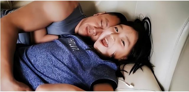 父女相处像情侣，亲吻拥抱摸大腿也不避讳，母亲竟还乐在其中？