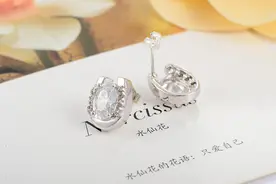 右耳戴耳钉是Gay吗，耳钉后面的塑料硬化了图片