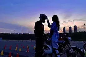 杜海涛瘦下来后也太帅了！穿赛车服变“鲜肉”，沈梦辰造型更清爽图片