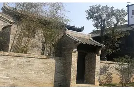 河南修建的一座古镇，意外走红，不仅吸引游客观赏还有网红来此图片