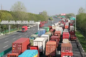 回顾卡车司机三年疫情生活：受尽屈辱与煎熬，辛酸与无奈无人知图片