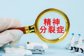 高铁上，湖北一女子当众上演全裸劈叉，遭邻座打耳光，有何隐情？图片