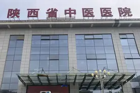 调查｜陕西省中医医院检验科门口的楼道里放医疗垃圾，旁边就是急诊科图片