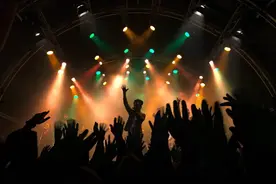 男子唱歌跑调开演唱会，3万人无一人离席观众：真难听，但我乐意图片