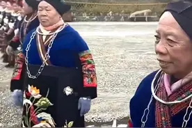 男子驱车看苗寨小姐姐发现全是阿姨，“被宣传片骗了”，景区回应：年轻漂亮的小姐姐在中间图片