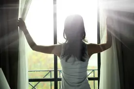 长春女士在家里洗完澡，没穿衣服，一抬头发现窗外有无人机在偷拍图片