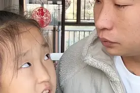 9岁网红杨子钰成摇钱树？亲爸靠女吸粉千万后，偷女儿钱、想散伙图片