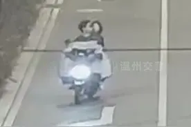 危险之吻！小情侣边骑车边接吻被撞图片