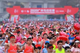 致敬！马拉松跑者的“最强运动装备”图片