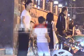 43岁陈好现身街头，穿着朴实低调无人识，与老公带三娃很开心图片