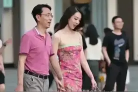 一国企胡书记成功拿下身材窈窕美女下属，两情相悦，牵手被拍图片