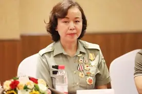 1984年大阅兵，曾在老山战役中获得一等功的医护兵钟惠玲受邀参加图片