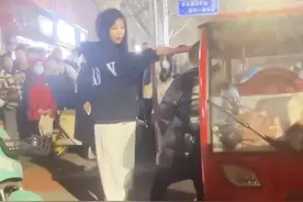 临沂女子毒打三轮阿姨后续，身份系16岁网红，围观人数多只拍照图片