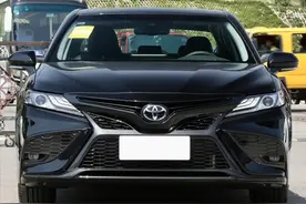 丰田凯美瑞2.5S骑士版，酷黑套装加持下，年轻人会不会更喜欢？图片