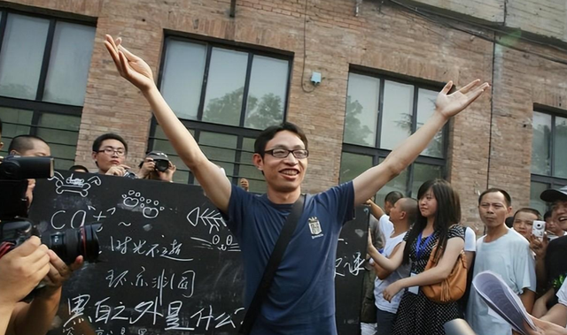 14年前汶川地震，丢下学生自己先跑的“范跑跑”，被网曝后如何了
