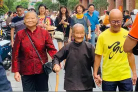 泉州八旬儿子牵手百岁母亲游古城图片