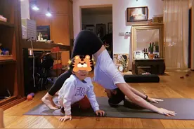 陈妍希做亲子瑜伽，将儿子高高托举，小星星模仿妈妈动作互动有爱图片