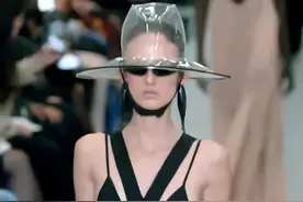 Burberry的超时尚设计“开档裙”“露奶衫”，个比个的辣眼睛图片