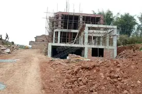 10年前攀比村里人建房，10年后房子成了鸡肋，悔断了肠图片