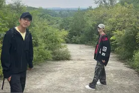 鹿晗微博分享一组和邓超的秋游照片，好久不见的同框，接地气图片