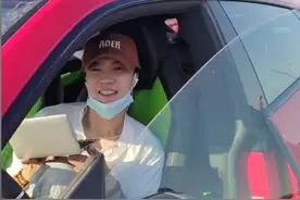 低调!王楠开500万兰博基尼遇高速堵车,乐呵呵追剧,提醒母亲别拍车图片