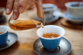 40多岁男子，坚持喝了10年茶，现在身体大变样！茶友：大惊小怪图片