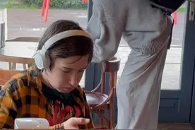 朱莉去了乌克兰！穿一身灰色背着双肩包接地气，素颜也难挡巨星范图片