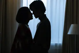 亲吻时，男人的闭眼和睁眼，往往代表着2种不同的意义图片