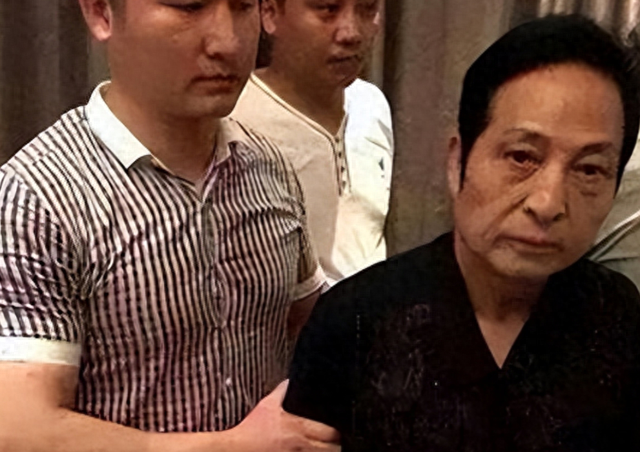 大师王林为几十名女星"床上开光"，一丝不挂用酒画符，场面炸裂！