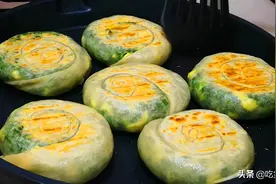 做韭菜饼，有人发面有人烫面？学会这样做，皮薄馅大，又香又好吃图片