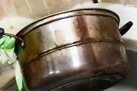 不锈钢锅发黑洗不去，别再用钢丝球刷了，教你一招餐厅都在用的方法，旧锅秒变“新锅”图片