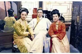 贾琏和平儿嬉闹，为何平儿夺路而逃呢？因为王熙凤就在路上图片